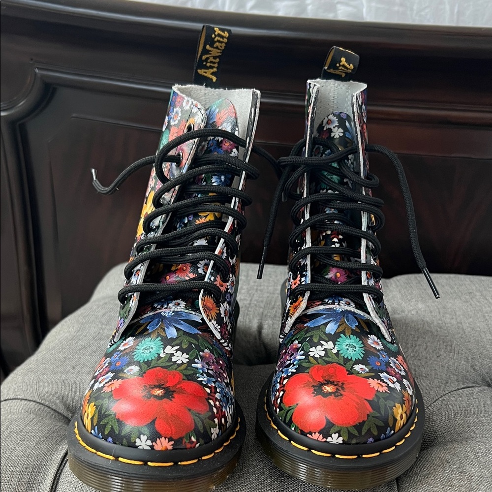 Amazing Dr. Martens boots with fabulous florals size 7 BRAND NEW